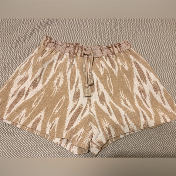 Aerie tribal print shorts. Pull on elastic waist with tassel tie. Pockets. Large - Picture 1 of 4